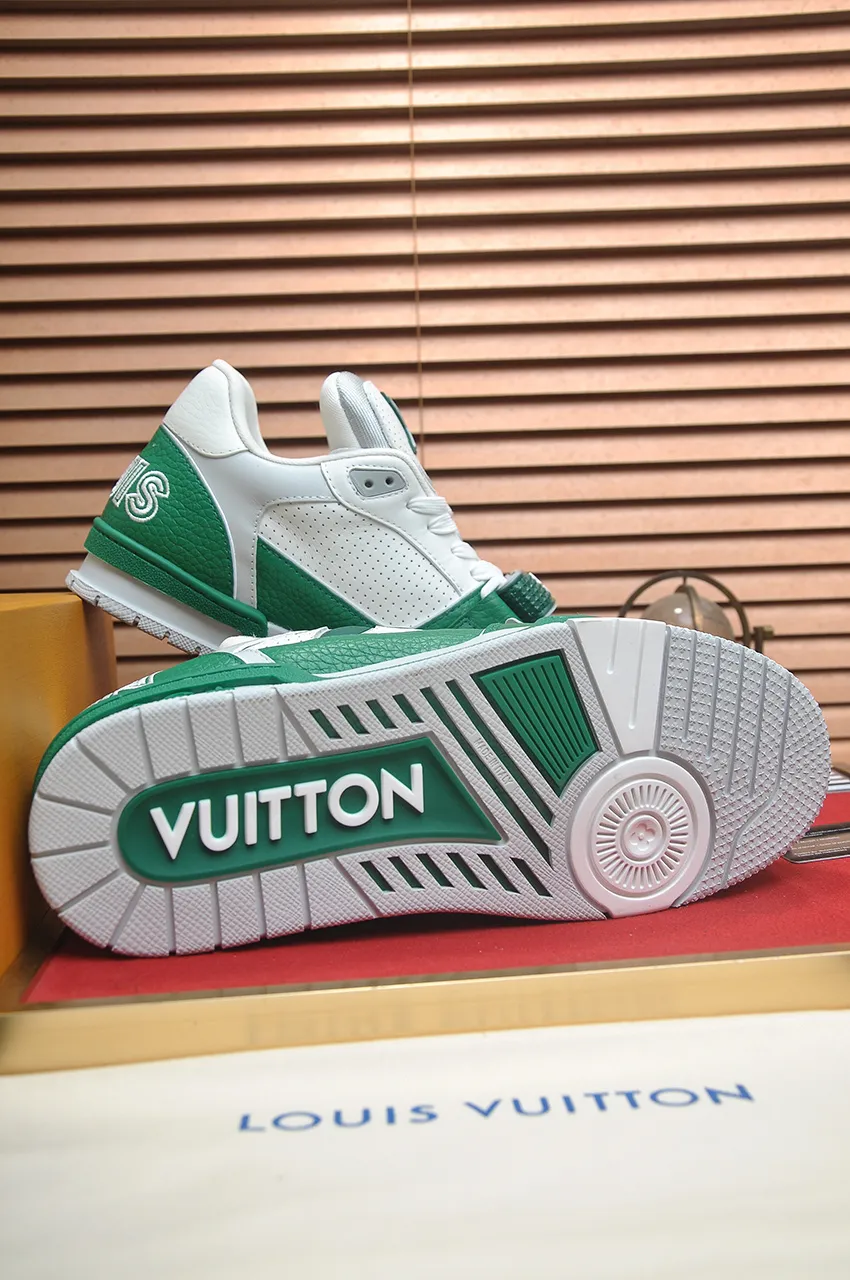Men's shoes 💰660💶Original development, quality shipping, welcome to compare - LV sneaker series LV Trainer Maxi sneakers introduce the loose silhouette of the ready-to-wear series into the LV Trainer sneaker design written by Virgil Abloh, making an eye-catching appearance in the spring and summer men's wear shows. The cow leather upper is combined with rough fabric laces, and colorful beading highlights the brand's classic elements. LV letters mark the tongue and Monogram floral outsole. Mixed materials Made of first-layer cowhide, wrapped in imported custom-printed denim, thick shoelace design, large Monogram print on the side, "lv 54" badges on the tongue and heel, rubber outsole decorated with Monogram flowers, mesh lining and cotton feet, the comfort is as extreme as ever, premium heritage, quality first, worth owning! Size: Women's 35-39 (customized at 40, non-refundable) Men's 39-45 (customized at 38.46, non-refundable) ♡Full set of packaging with original gift box
